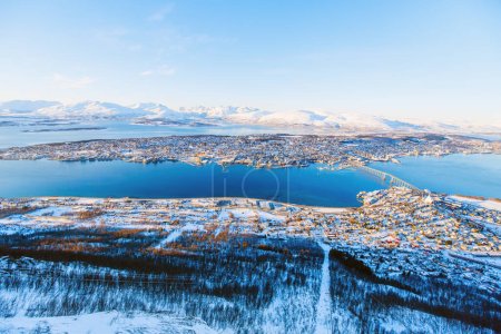 Vista superior del hermoso paisaje invernal de la ciudad cubierta de nieve Tromso en el norte de Noruega
