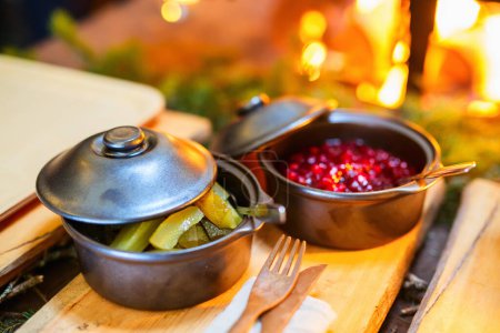 Foto de Lingonberries y pepinos en escabeche tradicionalmente servidos con comida finlandesa reno salteado y puré de papas - Imagen libre de derechos
