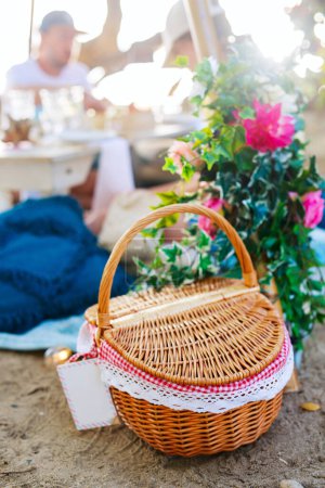Foto de Close up of picnic basket on exotic white sand beach - Imagen libre de derechos