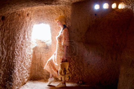 Foto de Young woman in cave house in Cappadocia Turkey - Imagen libre de derechos