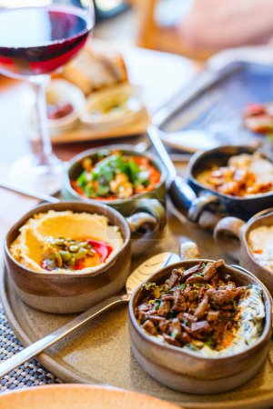 Téléchargez les photos : Selection of traditional turkish appetizers including spinach borani with beef liver - en image libre de droit