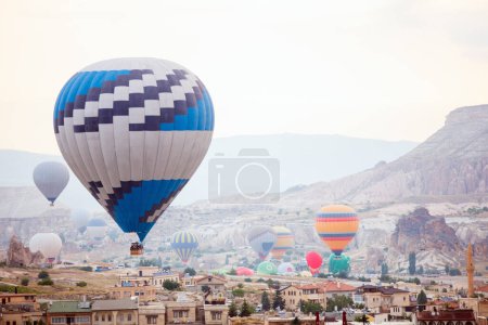 Téléchargez les photos : Paysage de montgolfières survolant la ville de Goreme - en image libre de droit