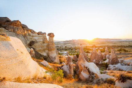 Foto de Hermosa vista al atardecer del valle cerca del pueblo Cavusin en Capadocia Turquía con increíbles formaciones rocosas y chimeneas de hadas - Imagen libre de derechos