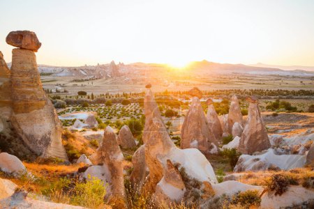 Téléchargez les photos : Belle vue coucher de soleil sur la vallée près du village Cavusin en Cappadoce Turquie avec des formations rocheuses étonnantes et des cheminées de fées - en image libre de droit
