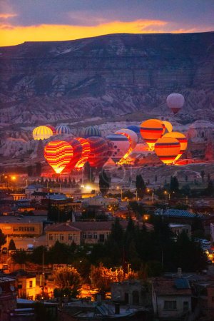 Téléchargez les photos : Paysage de montgolfières montant au-dessus de la ville de Goreme - en image libre de droit