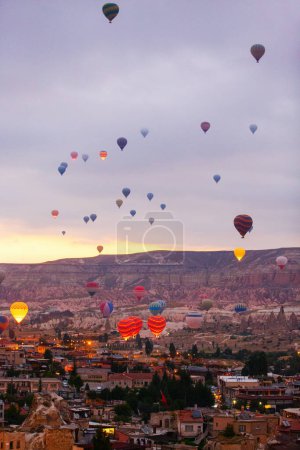 Téléchargez les photos : Paysage de montgolfières montant au-dessus de la ville de Goreme - en image libre de droit