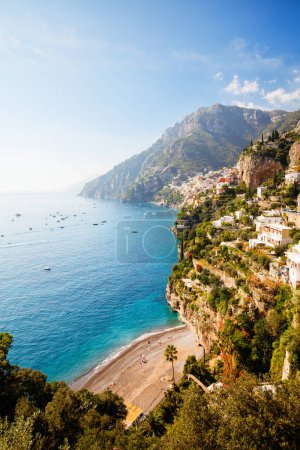 Téléchargez les photos : Vue imprenable sur la côte amalfitaine en Italie avec des petites villes pittoresques et de belles plages - en image libre de droit