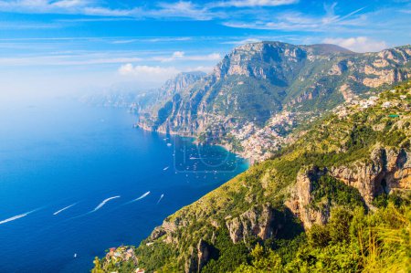 Téléchargez les photos : Vue imprenable sur la côte amalfitaine en Italie depuis le sentier pittoresque du Sentier des Dieux - en image libre de droit