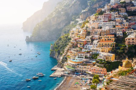 Foto de Impresionante vista sobre la ciudad de Positano y la playa en la costa de Amalfi en Italia - Imagen libre de derechos