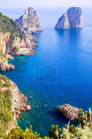 Foto de Increíble vista de las rocas Faraglioni visibles desde Giardini di Augusto en Capri Italia - Imagen libre de derechos