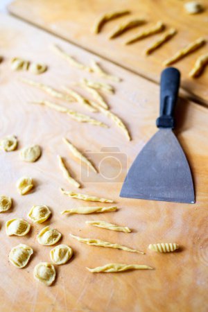 Foto de Primer plano de hacer pasta italiana fresca - Imagen libre de derechos