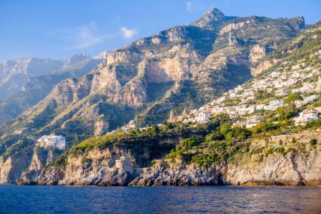 Téléchargez les photos : Beau paysage de la côte amalfitaine en Italie - en image libre de droit