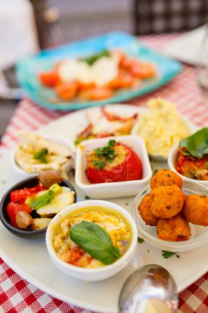 Foto de Selección de aperitivos italianos tradicionales servidos en el restaurante al aire libre - Imagen libre de derechos