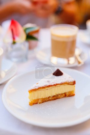 Foto de Primer plano de delicioso postre de pastel de queso y café servido en la cafetería o restaurante - Imagen libre de derechos