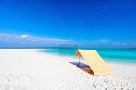 Foto de Hermosa playa tropical en la isla exótica de Maldivas - Imagen libre de derechos