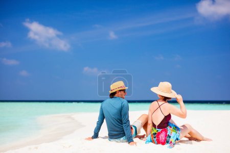Téléchargez les photos : Vue arrière d'un couple en vacances à la plage tropicale aux Maldives - en image libre de droit