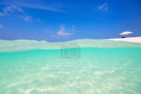 Foto de Impresionante playa tropical y océano turquesa en la isla exótica de Maldivas - Imagen libre de derechos