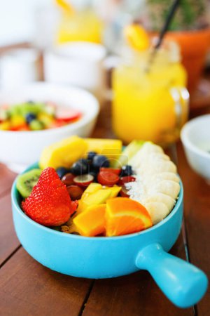 Téléchargez les photos : Smoothie bowl topped with fresh fruits served for breakfast - en image libre de droit