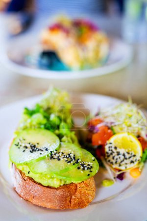 Téléchargez les photos : Petit déjeuner sain avec pain grillé à l'avocat et salade verte fraîche - en image libre de droit