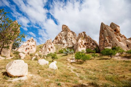 Téléchargez les photos : View of Uchisar castle rock formations and fairy chimneys in Cappadocia Turkey - en image libre de droit