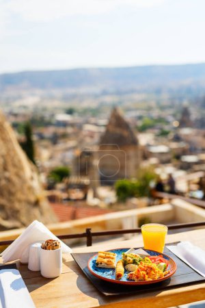 Foto de Delicioso desayuno turco con huevos revueltos servidos al aire libre - Imagen libre de derechos