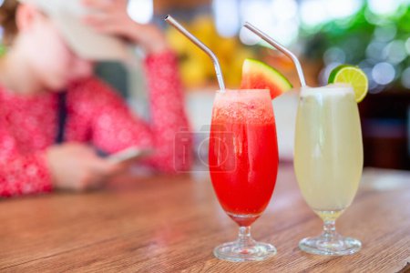 Téléchargez les photos : Gros plan de pastèque tropicale colorée et jus de citron servis dans un bar ou un restaurant - en image libre de droit