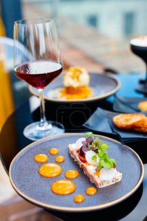 Foto de Foie gras mousse aperitivo servido para el almuerzo o la cena en el restaurante - Imagen libre de derechos