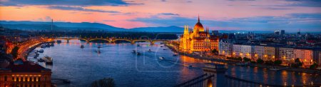 Téléchargez les photos : Coucher de soleil panorama du Parlement sur le Danube dans la belle ville de Budapest - en image libre de droit