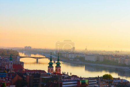 Téléchargez les photos : Vue du lever du soleil sur Budapest et le Danube depuis le bastion des pêcheurs - en image libre de droit