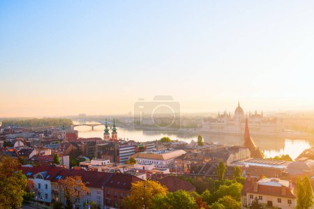 Foto de Vista del amanecer del Parlamento de Budapest y del río Danubio desde Fisherman Bastion - Imagen libre de derechos