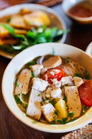 Téléchargez les photos : Soupe de nouilles de riz frais au poisson plat central du Vietnam - en image libre de droit