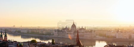 Téléchargez les photos : Vue du lever du soleil du Parlement de Budapest et du Danube depuis le bastion des pêcheurs - en image libre de droit