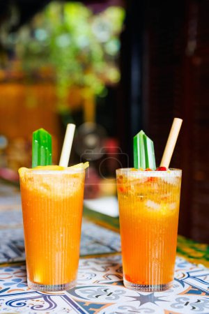 Téléchargez les photos : Gros plan de thés tropicaux colorés servis dans un bar ou un café - en image libre de droit