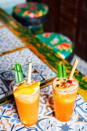 Téléchargez les photos : Gros plan de thés tropicaux colorés servis dans un bar ou un café - en image libre de droit