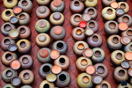 Téléchargez les photos : Pots de céramique où les fèves de soja sont fermentées pour produire de la sauce soja dans la province de Hung Yen au Vietnam - en image libre de droit