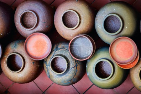 Foto de Macetas de cerámica donde se fermentan los granos de soja para producir salsa de soja en la provincia de Hung Yen en Vietnam - Imagen libre de derechos