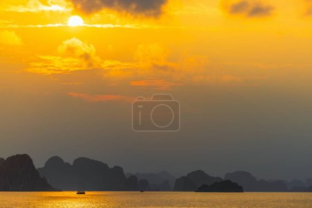 Foto de Paisaje de ensueño al atardecer sobre islas en Halong Bay Vietnam - Imagen libre de derechos