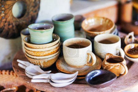 Téléchargez les photos : Petits plats et tasses en céramique faits à la main à vendre - en image libre de droit