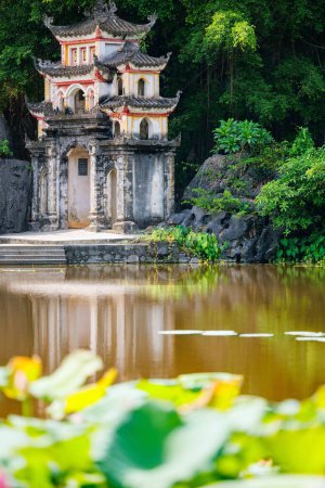 Foto de Pagoda Bich Dong en Ninh Binh Vietnam es un destino turístico popular de Asia. - Imagen libre de derechos