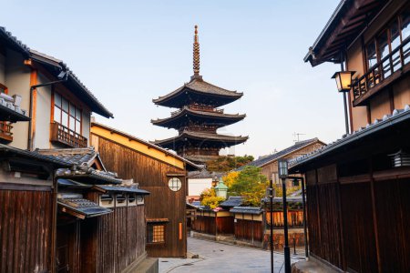 Foto de Yasaka Pagoda famoso monumento y casas de madera en Gion Kyoto en la madrugada - Imagen libre de derechos
