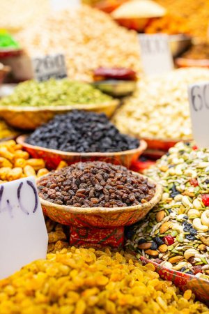 Téléchargez les photos : Raisins secs au marché aux épices Chandni Chowk dans le Vieux Delhi Inde - en image libre de droit