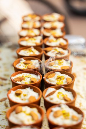 Téléchargez les photos : Boisson indienne populaire Lassi servie dans des gobelets traditionnels en terre cuite au stand de rue près du marché aux épices Chandni Chowk dans le Vieux Delhi Inde - en image libre de droit