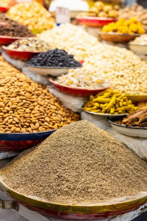 Téléchargez les photos : Graines et noix au marché aux épices Chandni Chowk dans le Vieux Delhi Inde - en image libre de droit
