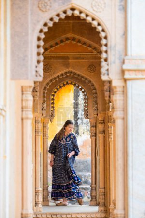 Belle femme profitant de vacances à Jaipur Inde
