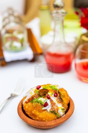 Téléchargez les photos : Raj Kachori délicieux plats indiens servis pour le petit déjeuner dans un complexe de luxe ou un restaurant - en image libre de droit