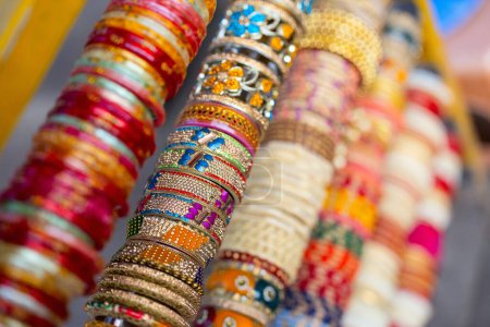 Foto de Pulseras indias coloridas hechas a mano o pulseras de muñeca - Imagen libre de derechos