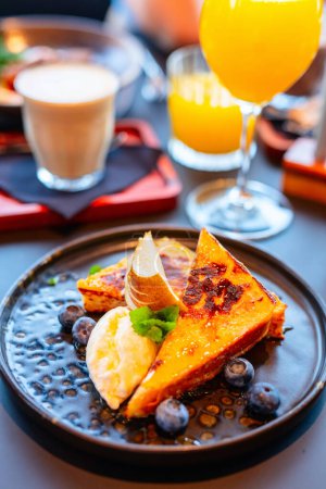 Téléchargez les photos : Délicieux pain perdu servi pour le petit déjeuner au restaurant - en image libre de droit