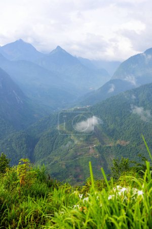 Foto de Impresionante paisaje de montañas y terrazas de arroz en el norte de Vietnam - Imagen libre de derechos