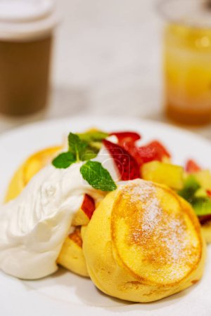 Téléchargez les photos : Délicieuses crêpes japonaises moelleuses servies pour le petit déjeuner - en image libre de droit
