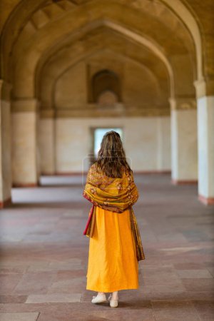 Hermosa mujer disfrutando de vacaciones en la India visitando Sikandra Akbar atracción tumba en Agra